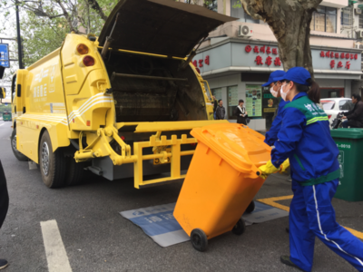 直运垃圾车圈内的“大黄”来了 首辆专运黄桶垃圾的黄色垃圾车在下城率先启用